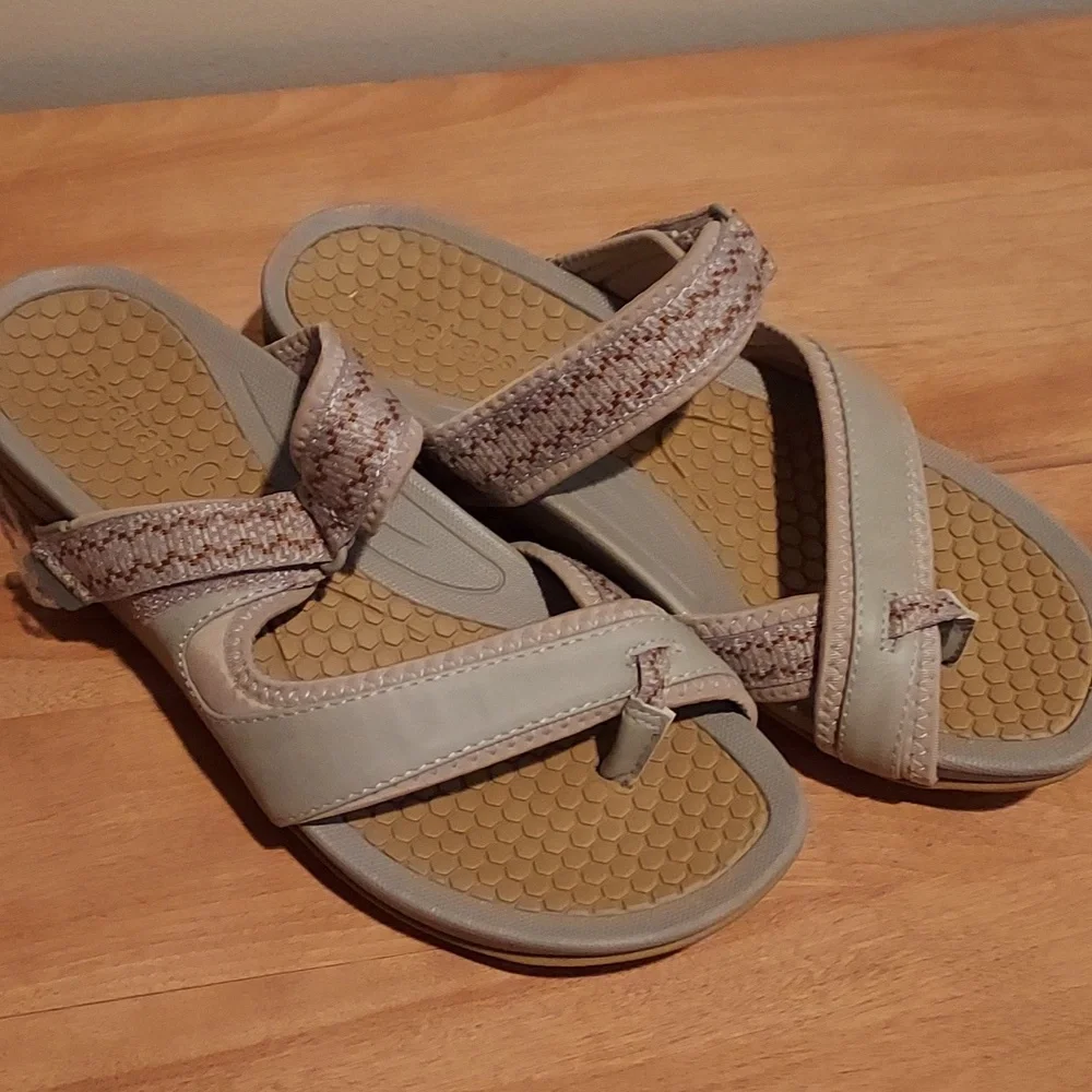 BareTraps Tan and Cream Sandals - Picture 3 of 6